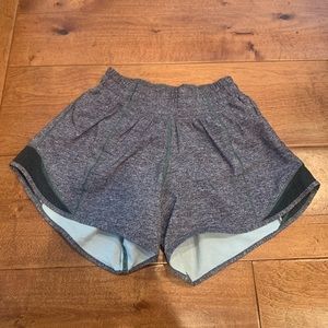 Lululemon Hotty Hot Short Size 2 (TRADES WELCOME)